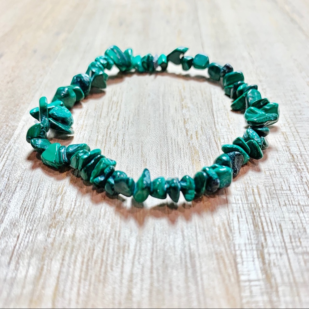 🌈 Green Handmade Chakra Chip Bead Bracelet - Picture 2 of 4